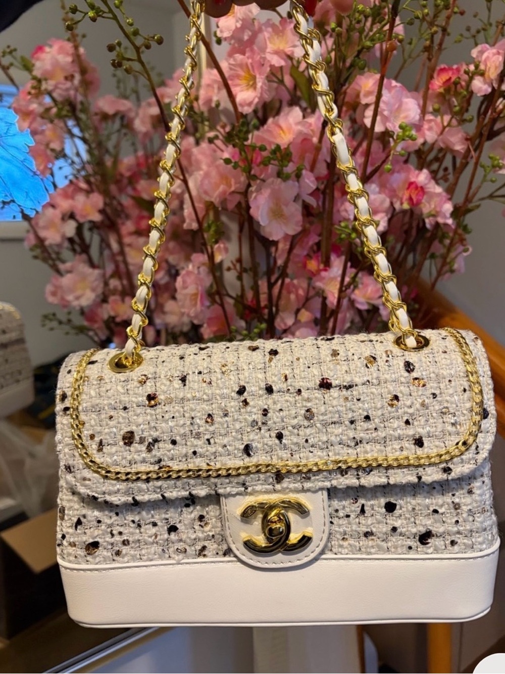 Chic White Tweed Shoulder Bag with Gold Chain